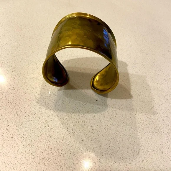 Hammered gold colored bracelet - Picture 3 of 4